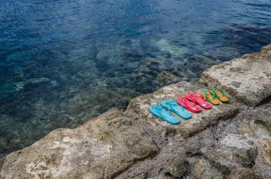 ¿Sabías que te pueden multar por conducir con chanclas?